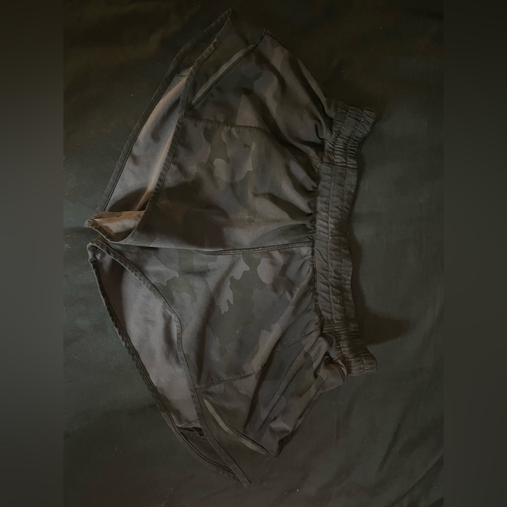 lulu lemon Hotty Hot High-Rise Lined Short 2.5" camo